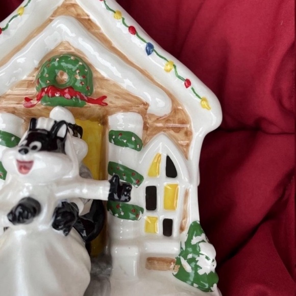 Looney Tunes Pepe le Pew & Penelope Wedding Christmas Village - Picture 3 of 8